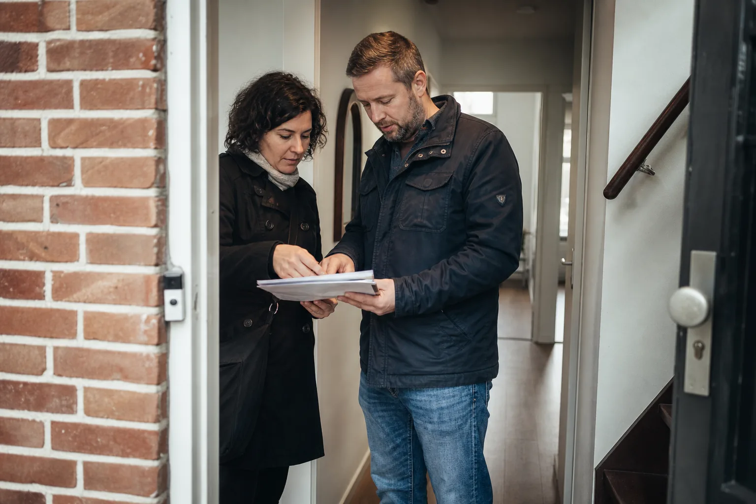 Een Nederlandse woning met sleutels en papieren. Beeld bij het artikel: Hoe tel je de punten van een huurwoning stap voor stap volgens het woningwaarderingsstelsel?